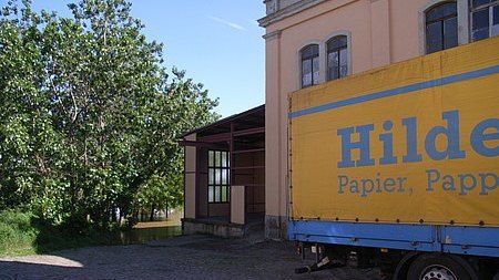 Das Elbe-Hochwasser stoppte im Juni 2013 direkt vor dem Warenlager. Schon 2002 hatte das Hochwasser die Niederlassung fast erreicht. Das Elbe-Hochwasser stoppte im Juni 2013 direkt vor dem Warenlager. Schon 2002 hatte das Hochwasser die Niederlassung fast erreicht.