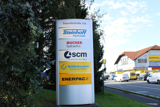 Schild an Stele Schild an Stele