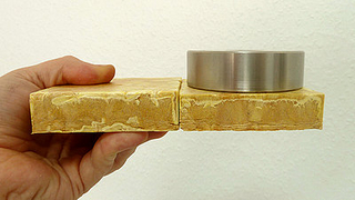 Belastungstest bestanden: Verklebung zweier Formteilklötze aus biologisch abbaubarem Partikelschaum © Fraunhofer UMSICHT