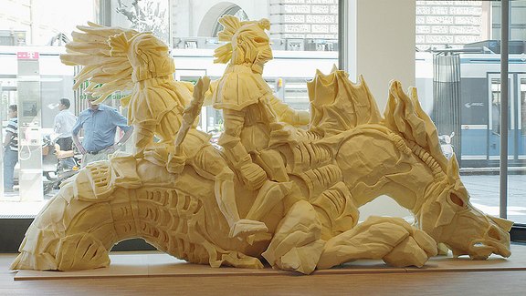 Apokalyptische Reiter (2008) aus Schaumstoff, 290 x 450 x 130 cm, Ausstellungsansicht aus der Galerie Terminus in München © Klaus Reiter