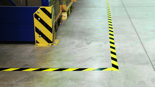 Wie Sie innerbetriebliche Verkehrswege, Lagerflächen und Gefahrenzonen optimal kennzeichnen Wie Sie innerbetriebliche Verkehrswege, Lagerflächen und Gefahrenzonen optimal kennzeichnen