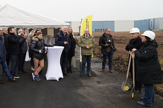 Vorstandsvorsitzender Jan Marcus und Niederlassungsleiterin Dunja Faust bei der Begrüßungsrede