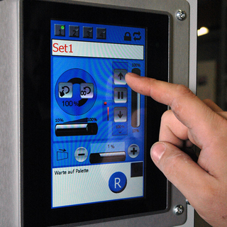 Einfache Bedienung über das farbige 7" Touchpanel