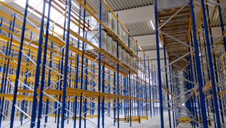 Viel Platz für Kartonagen, Folien, Füll- und Polstermaterial...