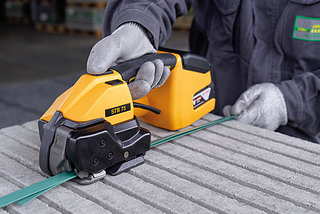 Mit dem Modell STB 75 lassen sich auch Bandbreiten bis 19 mm für sehr schwere Packgüter verarbeiten