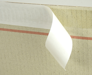 Selbstklebeverschluss und Aufreißfaden für schnelles Öffnen und Schließen