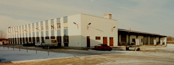 Niederlassung in Berlin-Bohnsdorf (1995 bis 2000). Das Anwesen war zu DDR-Zeiten Zentrallager der Intershop-Einzelhandelskette.
