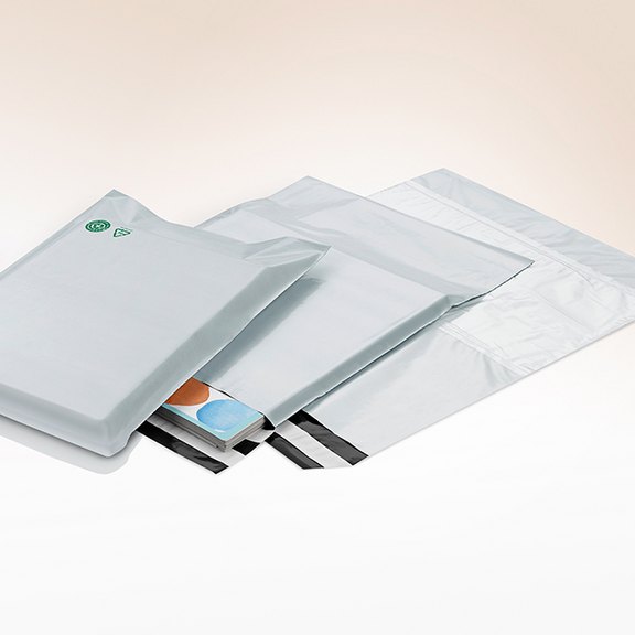 Nachhaltige Versandtaschen in verschiedenen Größen und Stärken