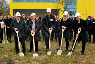 Seniorchef Jens Marcus, Ehefrau Ursula Marcus, Bürgermeister Stefan Bauer, Julia Marcus und ihr Vater und Vorstandsvorsitzende Jan Marcus (v.l.n.r.) beim symbolischen Spatenstich am 7. März 2017
