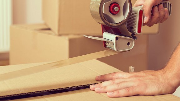 Während die glatte Kraftliner-Oberfläche aus einheitlich langen Frischfasern eine optimale Kleberaufnahme gewährleistet, ist die raue Testliner-Oberfläche aus unterschiedlich kurzen Recyclingfasern schwer zu bekleben Während die glatte Kraftliner-Oberfläche aus einheitlich langen Frischfasern eine optimale Kleberaufnahme gewährleistet, ist die raue Testliner-Oberfläche aus unterschiedlich kurzen Recyclingfasern schwer zu bekleben