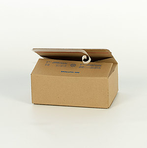 Selbstklebestreifen an Deckel und Boden für den Kartonverschluss