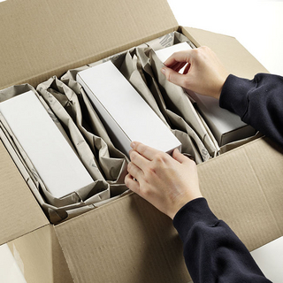 Umweltfreundliches Füllen und Polstern von Versandkartons