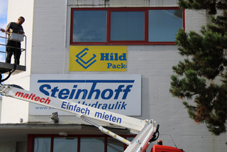 Montage Firmenschild Montage Firmenschild