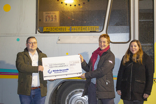 Mädchenbus_Spendenübergabe-2_kleiner_150dpi.jpg 