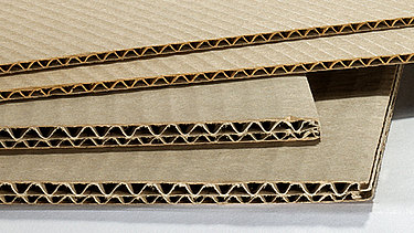 Je nach Bedarf wird Wellpappe sowohl mit Deckenpapieren in Kraftliner- wie auch Testliner-Qualität produziert Je nach Bedarf wird Wellpappe sowohl mit Deckenpapieren in Kraftliner- wie auch Testliner-Qualität produziert
