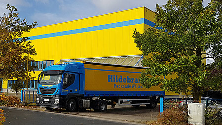 Die Warenzuführung erfolgt mit eigenen Lkw Die Warenzuführung erfolgt mit eigenen Lkw