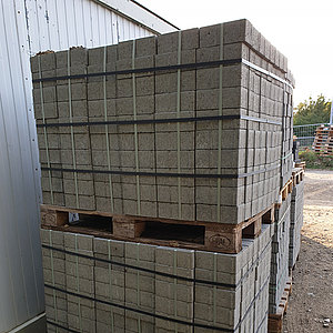 Mit Stahlband umreiftes Baumaterial Mit Stahlband umreiftes Baumaterial